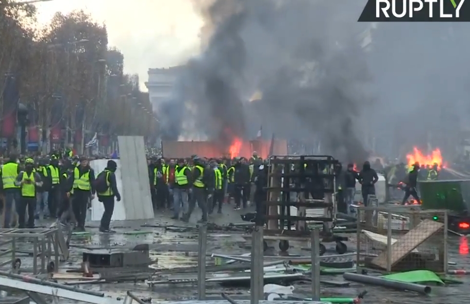 Kolejny dzień protestu w Paryżu. “Żółte kamizelki” protestują przeciw podwyżkom akcyzy na paliwo.   Zdjęcia i filmy