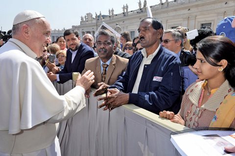 Papież Franciszek w 2016 roku będąc na greckiej wyspie Lesbos zabiera na pokład 12 syryjskich, muzułmańskich uchodźców i przywozi ich do Rzymu. W tym samym roku obmywa  nogi włoskiej pracownicy […]