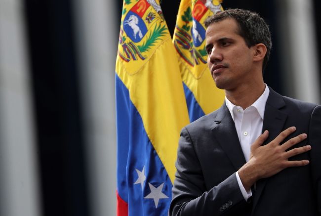 “Zamieszki w Wenezueli: w protestach zginęło już 13 osób. USA uznały przywództwo Guaido”/link/ Na zdjęciu Juan Guaido, samozwańczy prezydent Wenezueli, tamtejszy “obrońca demokracji”. Źródło grafiki: https://www.salon24.pl/newsroom/928608,przewrot-w-socjalistycznej-wenezueli-trump-uznal-za-lidera-opozycji-za-tymczasowego-prezydenta     Odsłony: 204
