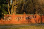 Jak donosi Gazeta Wrocławska „Wandale pomalowali mur Nowego Cmentarza Żydowskiego we Wrocławiu. W niedzielne popołudnie wrocławianie usuwali napis “Jezus jest królem” umieszczony przy wejściu głównym”. Robert Wagner (SLD) lewicowy działacz […]