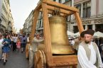 Komu bije dzwon Zygmunt po 500 latach Barwny korowód na ulicach Krakowa 13 lipca 2021 r.