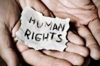 Ogólne przesłanie jest więc jasne: prawa człowieka można równoważyć „odpowiedzialnością”, a każdy, kto nie wywiąże się ze swojej „odpowiedzialności”, mniej zasługuje na ochronę swoich praw. W ramach tej tak zwanej […]
