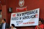 Protest Koalicji na rzecz Ocalenia Polskiej Szkoły przed Kuratorium Oświaty Kraków, 29 sierpnia 2024 r. [dokumentacja: zdj. i wideo – Józef Wieczorek]  