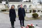 Prezes „Fałszywej Nadziei” Sławomir Mentzen, kandydat na prezydenta III RP pojechał do Lwowa. Tym sprytnym posunięciem zdystansował kandydata słomianych patriotów „Strusia Nawrockiego”. Jesteśmy z Anią Bryłką we Lwowie pod pomnikiem […]