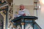 My podjęliśmy ten śpiew, jako naród, 1000 lat temu. Towarzyszy on nam przez to millenium aż do Anno Dominice Incarnacionis, czyli aż do dziś. Do Jubileuszowego Roku 2025 Wcielenia Pańskiego. […]