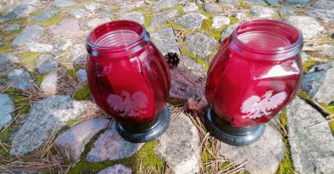 Dlaczego prezydent Nawrocki nie złożył w niedzielę wieńca w Ponarach? Już odpowiadam: bo mu nie wolno. Gdyby mu wolno było – to by złożył, wszak nie tylko historykiem jest, który [&hellip;]