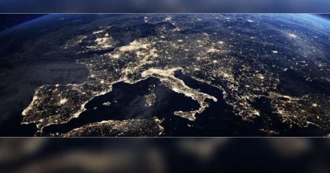 Przywieźli ze sobą legalistyczne podejście, tak centralne dla ich religii, a „zastąpienie świętych przysiąg i przymierzy pisemnymi kontraktami i konstytucjami przekształciło prawników w niezastąpionych strażników i interpretatorów nowego porządku gospodarczego, [&hellip;]