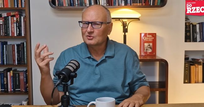 Zobaczmy, jak ten człowiek posługuje się językiem. To jest oczywiście w kategoriach, to jest dokładnie to, co Orwell opisał, czyli zmieniamy sens poszczególnych słów. Jak to jest możliwe, żeby ludzie [&hellip;]