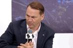 Głównym propagandowym celem narracji o „naszej wojnie” jest utrzymanie polskiej opinii publicznej w dotychczasowym stanie ogłupienia – umysłowej inercji umożliwiającej kontynuację dotychczasowej grabieży polskich zasobów oraz procesu zasiedlania Polski przez [&hellip;]