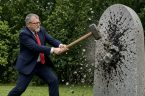 Symbole nazistowskie, sowieckie i banderowskie nigdy nie cieszyły się wśród Polaków szacunkiem. Polacy traktowali je z obrzydzeniem i nienawiścią ze względu na ścisły związek z ludobójczą ideologią, która pochłonęła miliony [&hellip;]