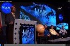 Na trwającej prawie godzinę poniedziałkowej konferencji prasowej naukowcy NASA opowiadali o odkryciu na powierzchni Marsa słonej wody w stanie ciekłym. Woda pojawia się tylko podczas letnich miesięcy, spływając w formie […]